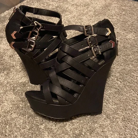 Kendall and Kylie Madden girl black wedge heels with silver buckles and  zipper